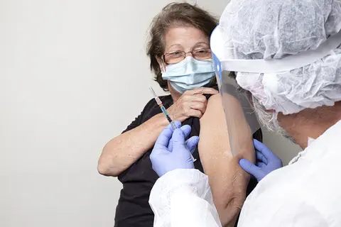 Le vaccin d’AstraZeneca est « sûr et efficace », martèle l’EMA