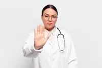 « Nous sommes médecins, et notre profession n’est pas un libre-service ! », les syndicats de médecins libéraux fustigent le décret de pharmacien correspondant