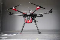 Première mondiale : un drone autonome sauve la vie d’un patient en arrêt cardiaque en livrant un défibrillateur en 3 minutes