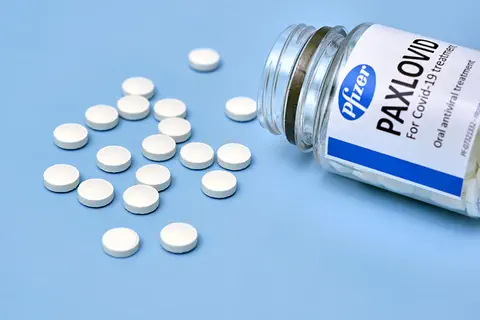 Covid-19 : Paxlovid, le premier traitement oral précoce indiqué pour les patients à risques de forme grave