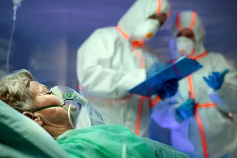 L’âge et la prise d’immunosuppresseurs ou de corticoïdes oraux sont les principaux facteurs de risques de formes sévères de Covid-19 avec un schéma vaccinal complet