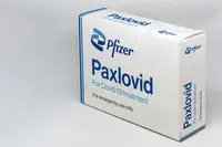 Paxlovid : 35 industriels signent des accords pour produire des versions génériques de l’antiviral de Pfizer