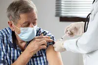 Covid-19 : la protection apportée par la dose de rappel du vaccin s’atténue après 3 mois pour les seniors