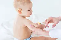 Covid-19 : sages-femmes et infirmiers autorisés à vacciner les jeunes enfants à risque de forme grave
