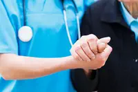 50 organisations infirmières soutiennent la loi RIST et dénoncent l’opposition systématique de certains syndicats de médecins