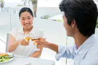 Une consommation modérée d’alcool serait liée à une réduction des risques de démence