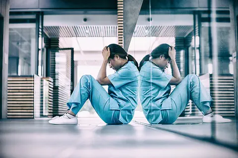 Problèmes de santé : les infirmières et aides-soignantes deux fois plus touchées que la population générale selon le baromètre Odoxa