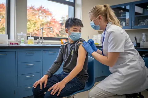 Vaccination scolaire : un médecin mis en examen pour la prise en charge d’un malaise